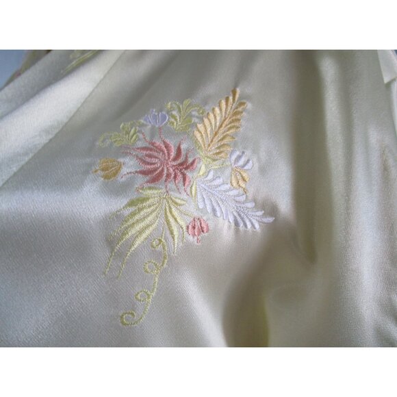 Vintage Embroidered Satin Kimono Robe With Floral Patterns & Belt - Picture 6 of 16